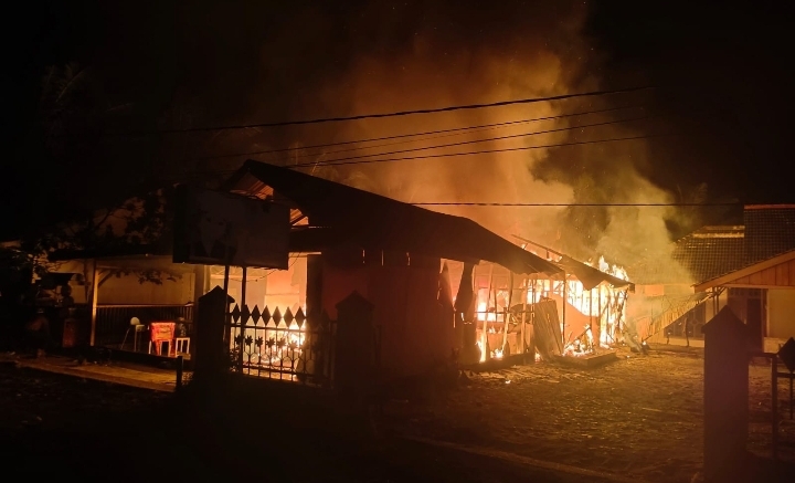 Rumah Makan di Mukomuko Ludes Terbakar