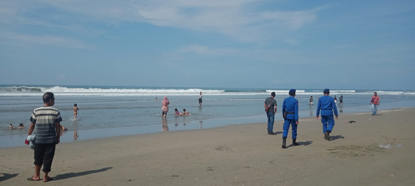 Pengunjung Diingatkan Tak Mandi Pantai di Kawasan Terlarang