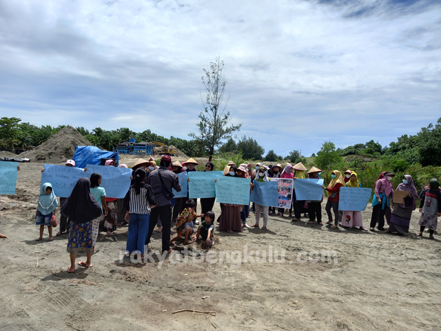 Emak-emak Pencari Remis Ikut Lawan PT. Faming Levto, Tolak Tambang Pasir