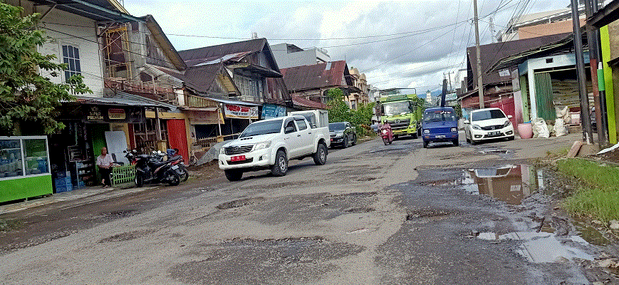 Puluhan Lubang di Jalan Kartini