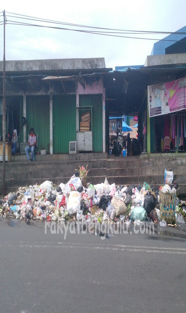 Sampah Masih Menumpuk