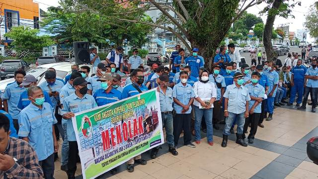 Ratusan Buruh Demo Tolak Pencabutan SKB Penataan TKBM