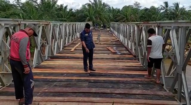 Protes Lantai Jembatan Pakai Kayu Sambungan