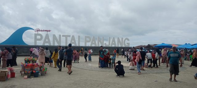 Libur Tahun Baru, Kawasan Pantai di Bengkulu Dipadati Wisatawan