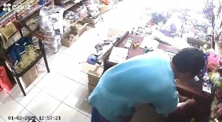 Satroni Toko Mainan Siang Hari, Aksi Pria Ini Terekam CCTV