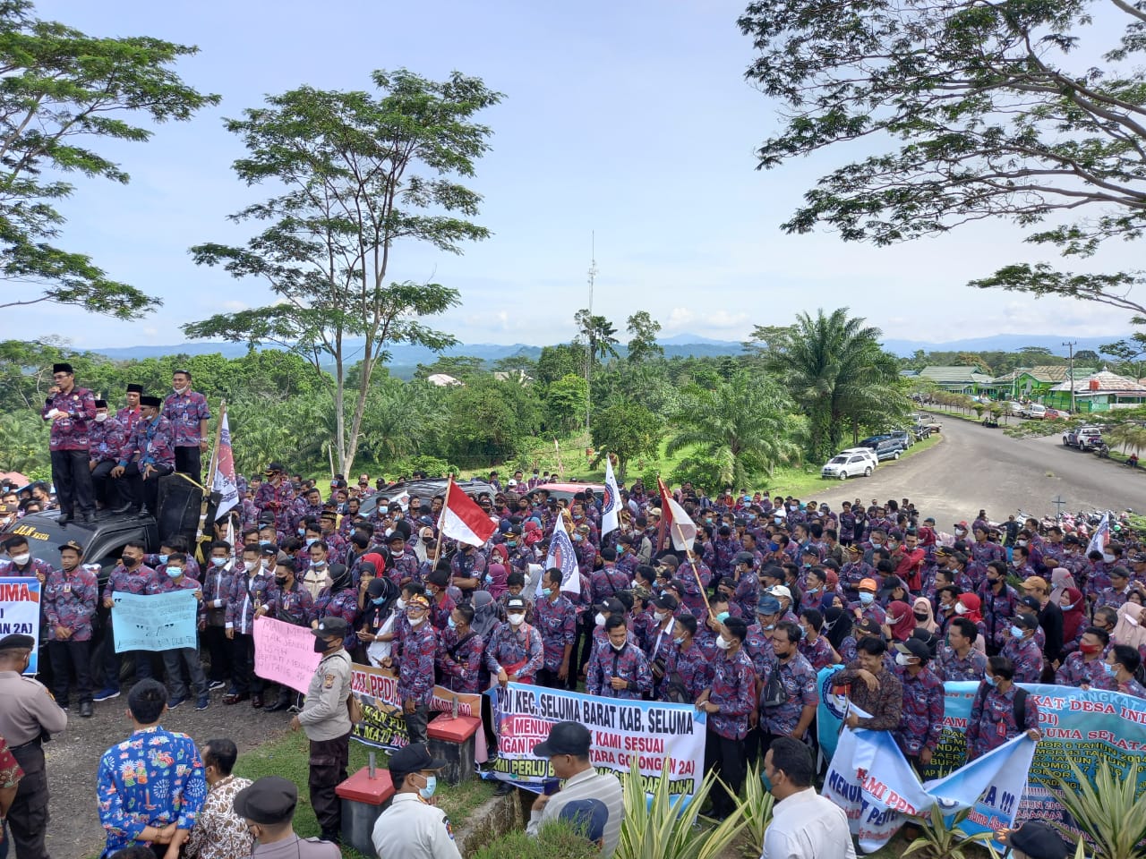 Tuntut Kenaikan Gaji, Ratusan Perangkat Desa Kepung Kantor Bupati