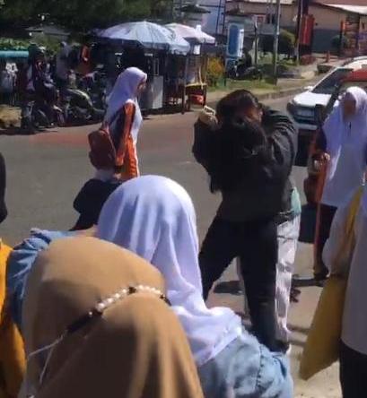 Viral Video Perkelahian Siswi SMK, Kepsek: Sudah Ditangani BK