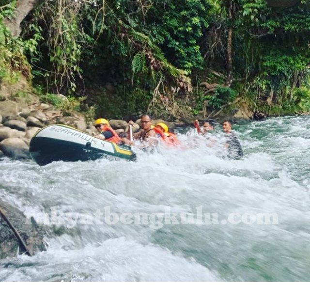 Nikmati Arung Jeram di Desa Ini