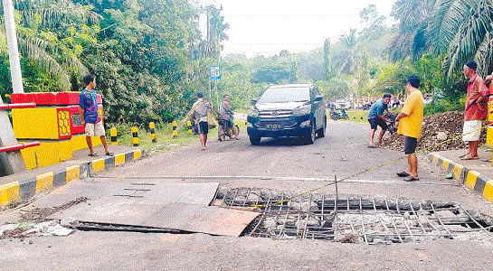 Jalan Ditutup Untuk Mobil Angkutan