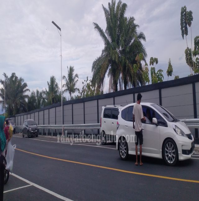 Selain PKL, Parkir Liar juga Marak di Jembatan Air Sebakul