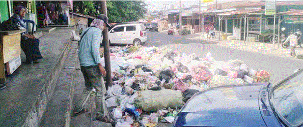 Sampah di Pasar Minggu Lama Sering Menumpuk