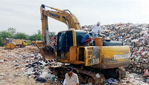 Truk Sampah Antre Hingga Dini Hari