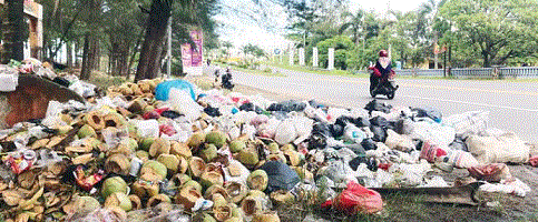 Dua Bulan Sampah Dibiarkan Menumpuk