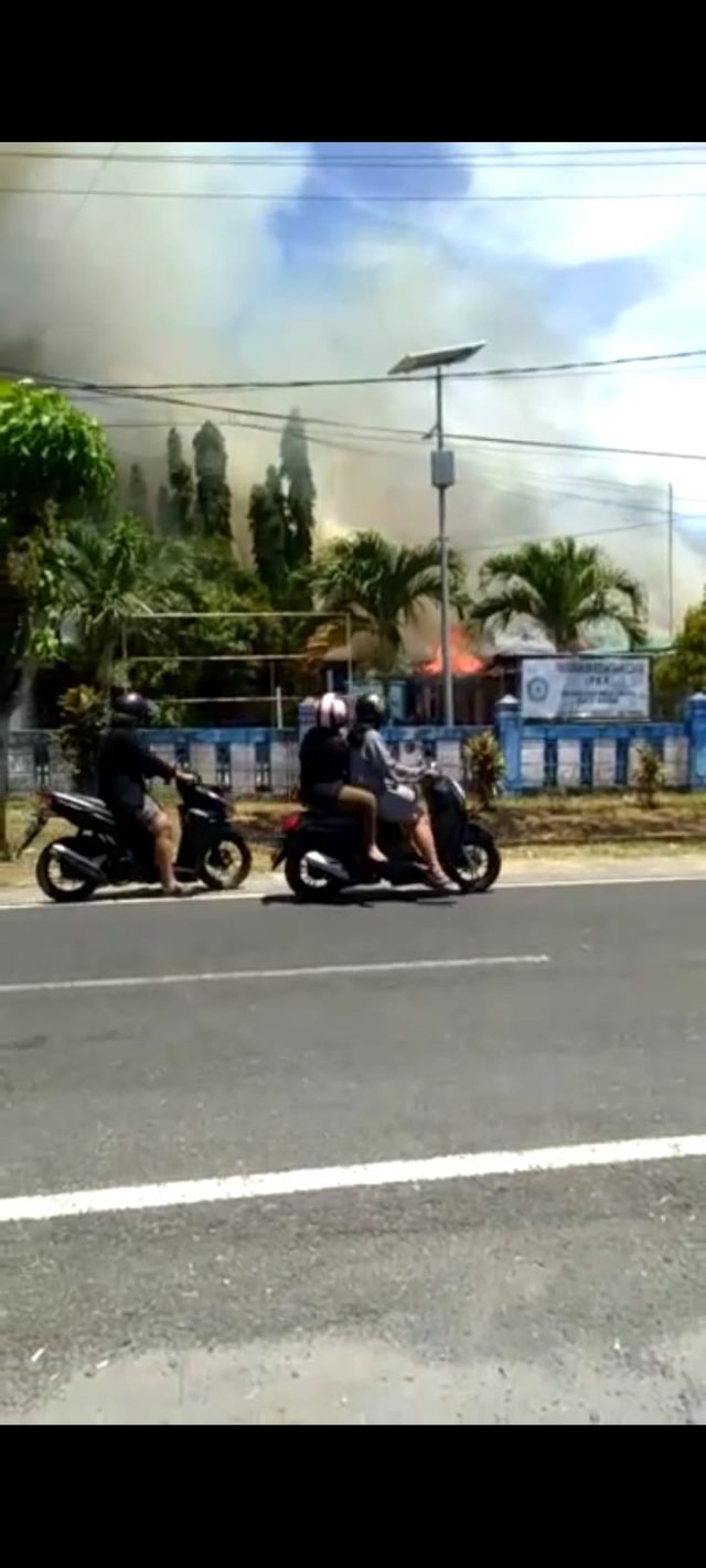 Siang Bolong, Kantor Camat Ratu Agung Ludes Terbakar