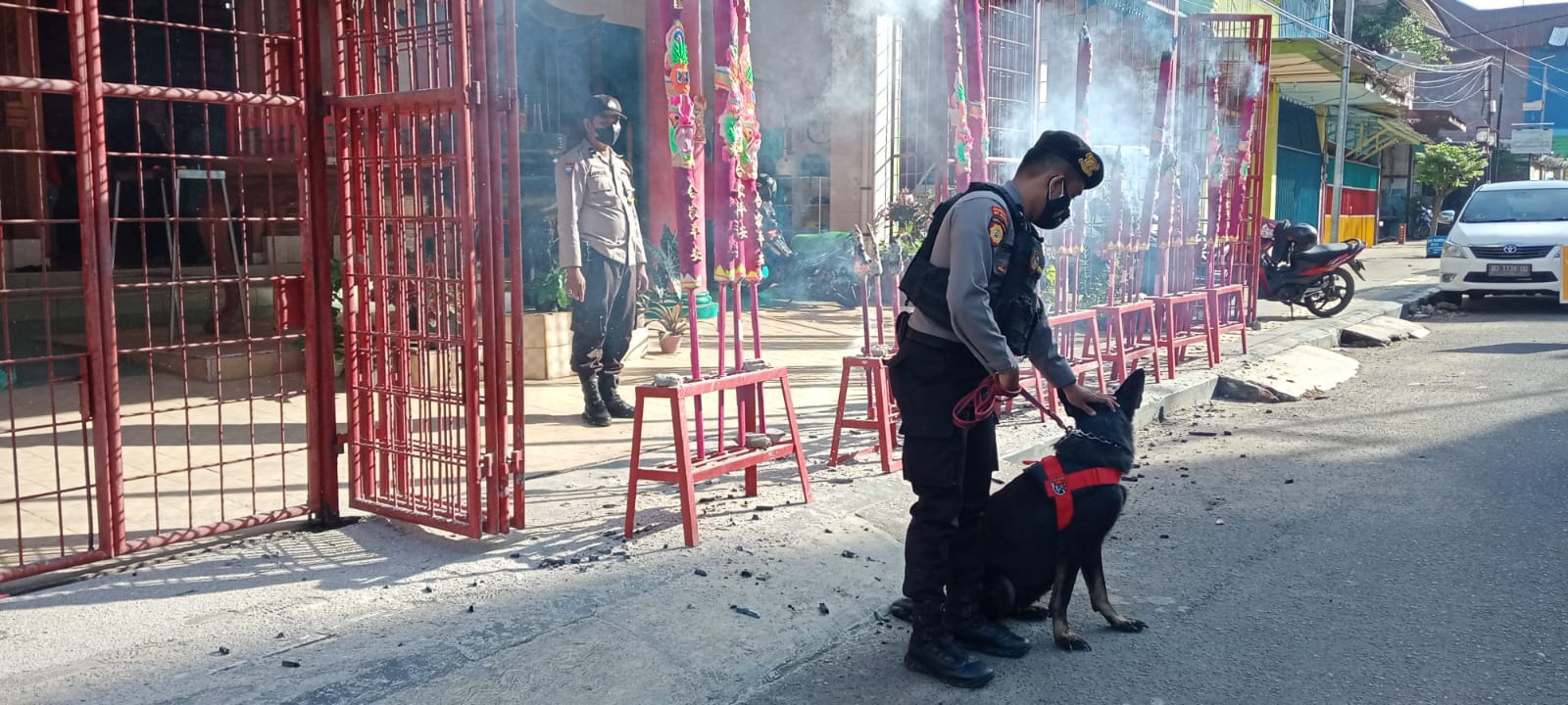 Personel Polisi dan Anjing Pelacak Disiagakan di Vihara