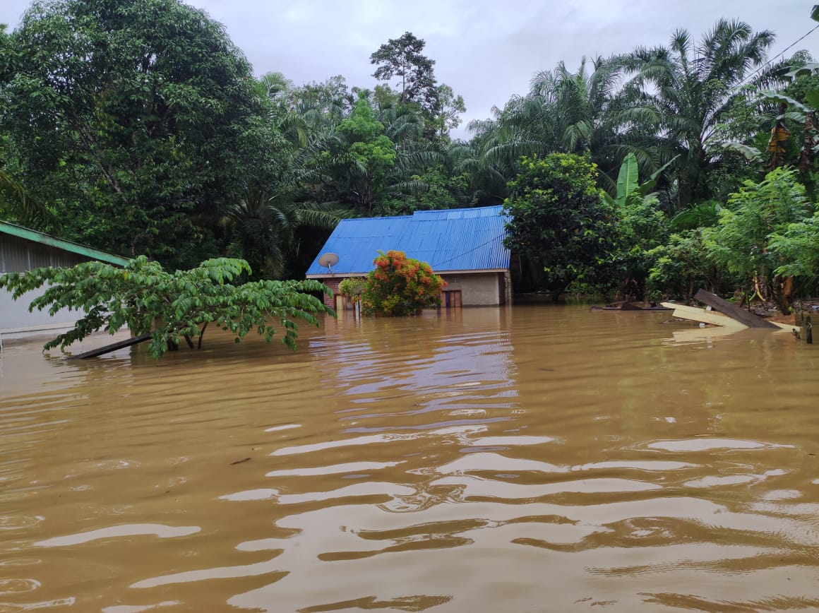 Banjir Hingga ke Atap Rumah Warga, Jalinbar Batik Nau Ditutup
