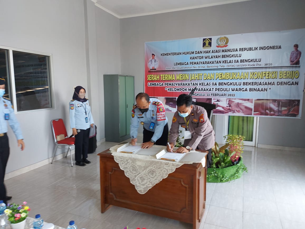 Tauladan, Anggota Polri Sisihkan Gaji Setahun Bantu Napi