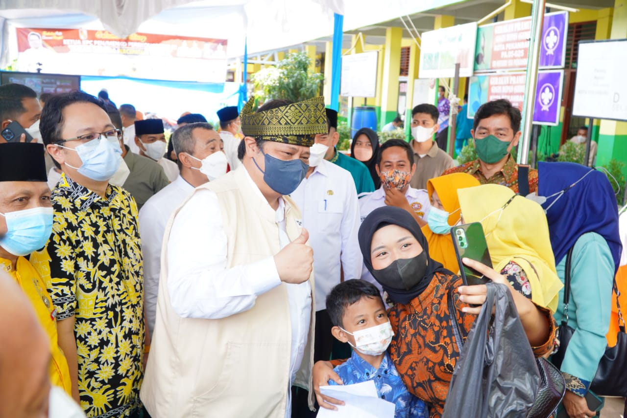 Menko Airlangga Hartarto Tinjau Vaksinasi Anak di SDN 158 Pekanbaru 