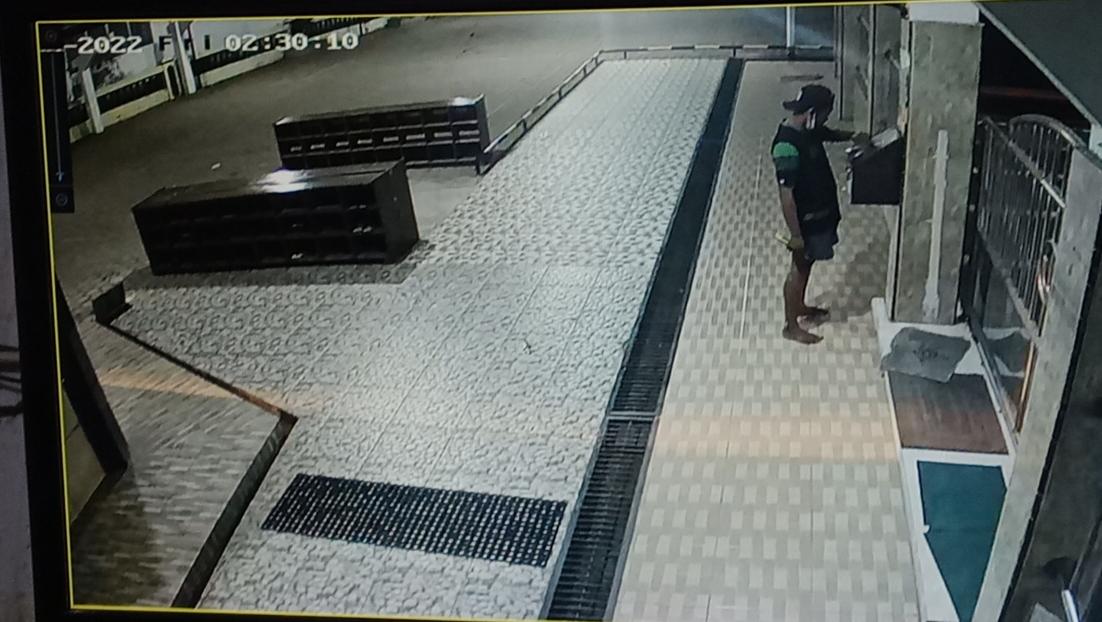 Aksi Pria Bertopi Bobol Kotak Amal Terekam CCTV