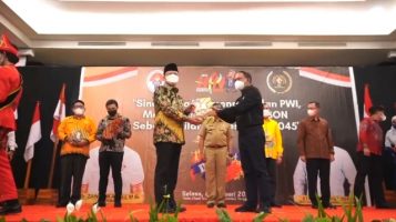 Bersama Ridwan Kamil, Rohidin Terima Award Inisiator Olahraga Nasional