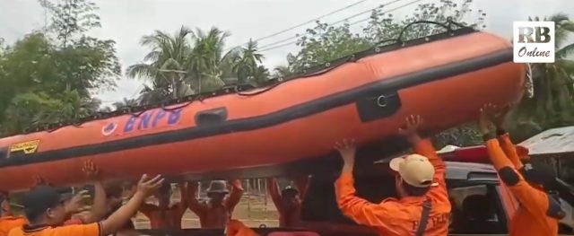 Perahu Karet Siaga, Warga Ngungsi ke Pinggir Jalan