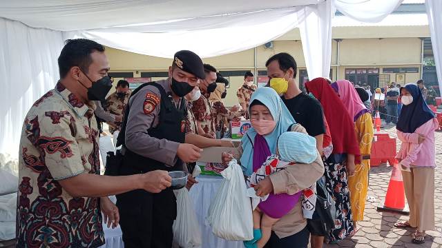 Rp 30 Ribu Dapat Minyak Goreng, Beras dan Gula di Pasar Murah Polda