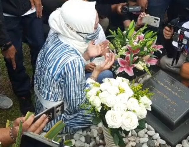 Bebas, Angelina Sondakh langsung ke Makam Adji