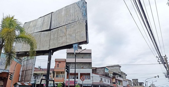 Billboard di Tengah Kota Ini Bikin Khawatir