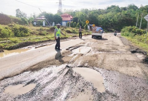 Di Benteng, Jalan Rusak Kian Parah