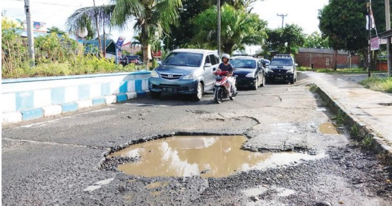 Jalan Berlobang di Tengah Kota Kian Menganga