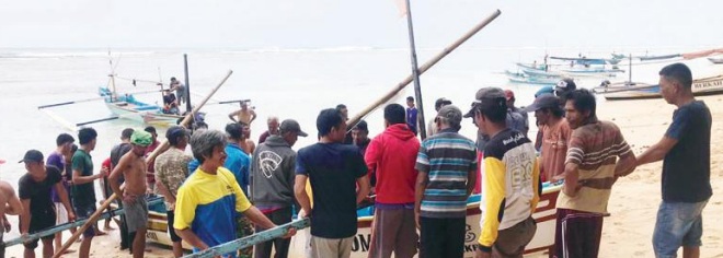 Perahu Karam Diterjang Ombak, Nelayan Selamat
