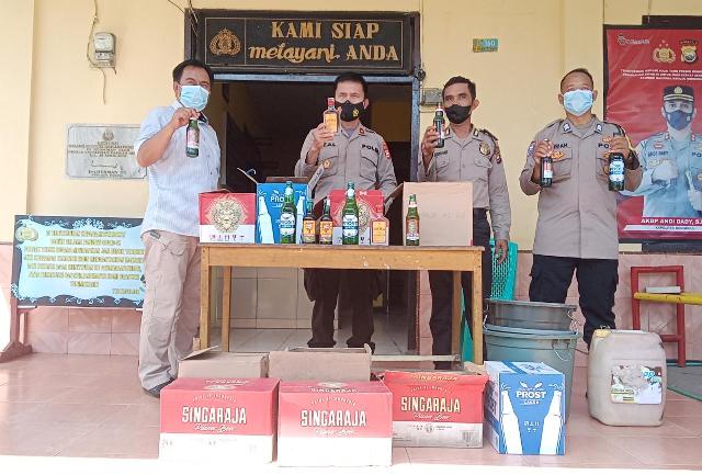 Sita 199 Botol Miras dan Musnahkan 105 Liter Tuak