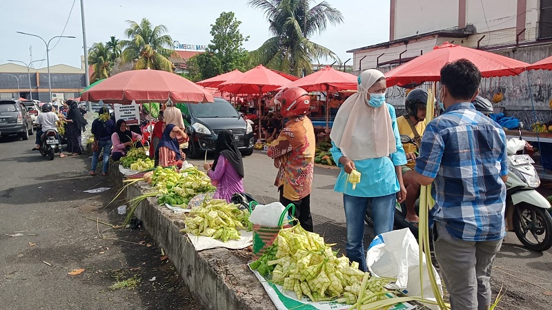 Seikat Ketupat Isi 10 Harga Rp 10 Ribu di PTM Pasar Minggu