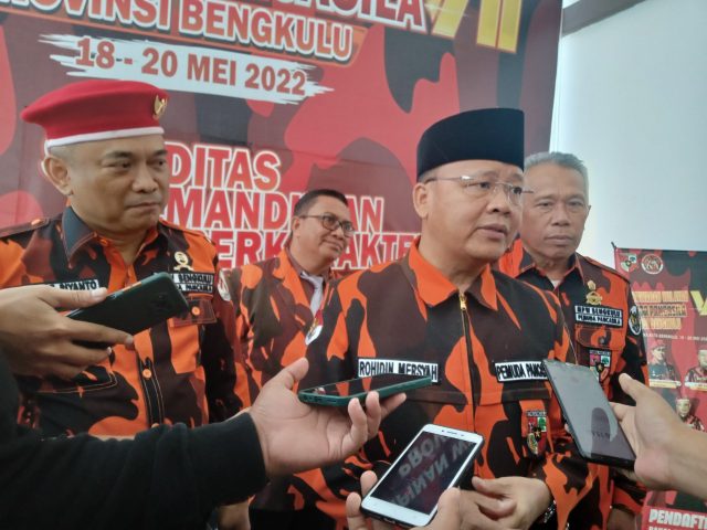 Dapat KTA,  Gubernur Rohidin Anggota Kehormatan PP