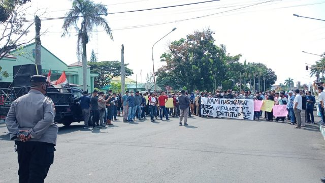 Desak PT BRS Ditutup, Warga 11 Desa Demo Kantor Gubernur