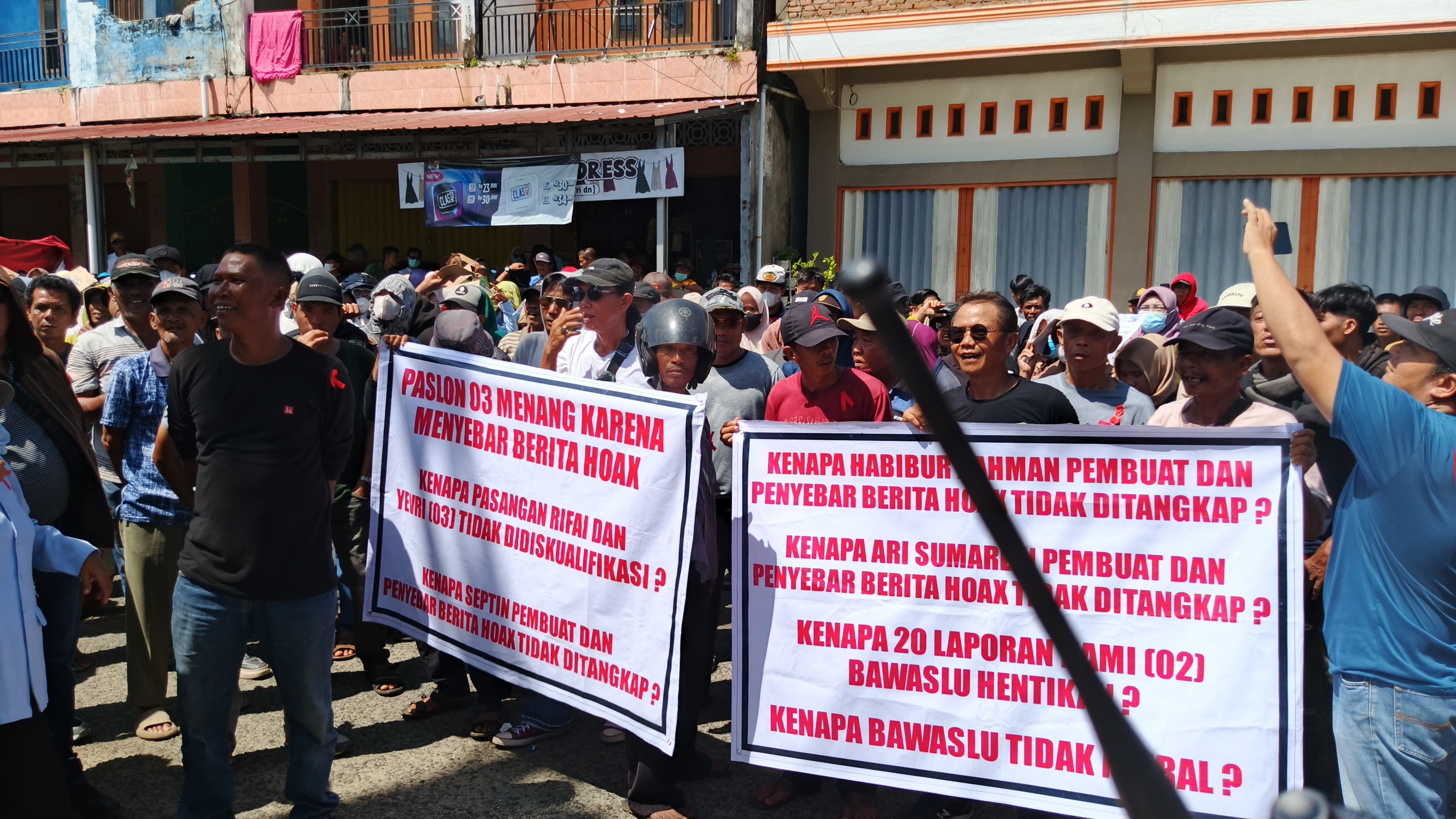 Pendukung Paslon 02 Suryatati-Ii Sumirat Gelar Aksi Demo Kelima di Bawaslu Bengkulu Selatan