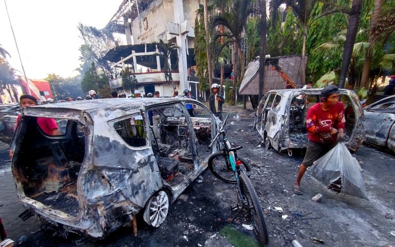Pasca DPRD Makassar Dibakar, Warga Ramai-Ramai Jarah Barang hingga Onderdil Mobil