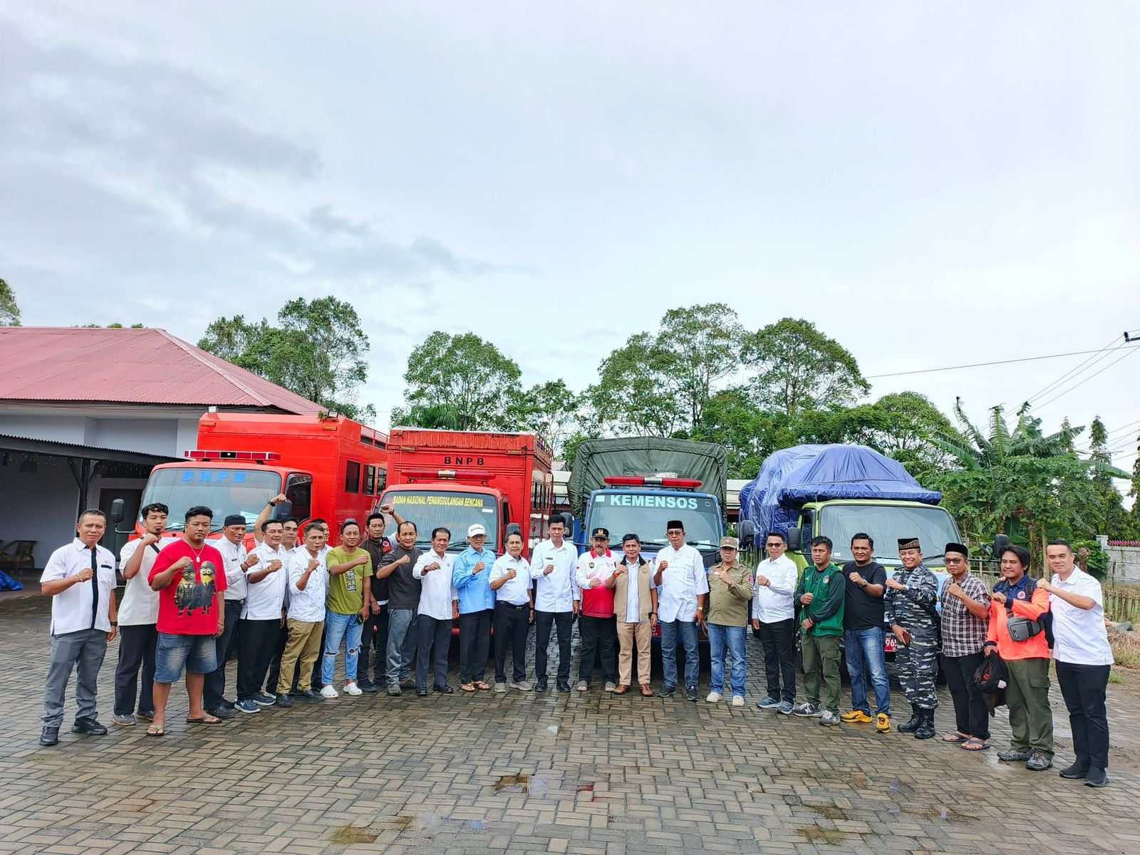 Enam Kendaraan Bantuan Kemanusiaan Mukomuko Diberangkatkan ke Wilayah Terdampak Bencana Sumatera