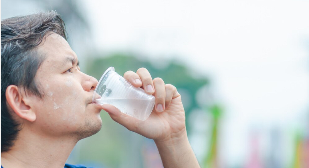 Fakta atau Mitos? Minum Air Dingin Saat Buka Puasa Bisa Bikin Sakit Perut