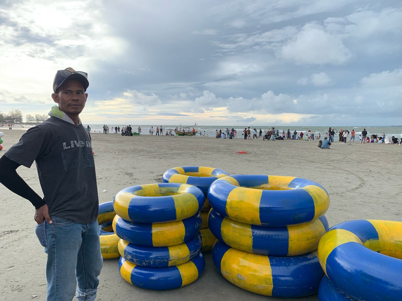 Ramainya Wisatawan Saat Libur Lebaran, Penyewaan Ban di Pantai Jakat Senyum Sumringah Raup Keuntungan