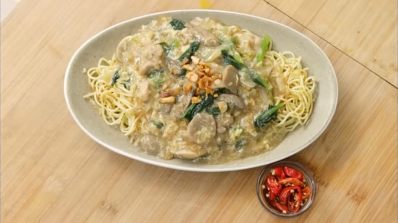 Resep Ala Resto Praktis 7 Menit Siap Saji! Mie Tumis Siram Ayam Ala Chef Devina Hermawan