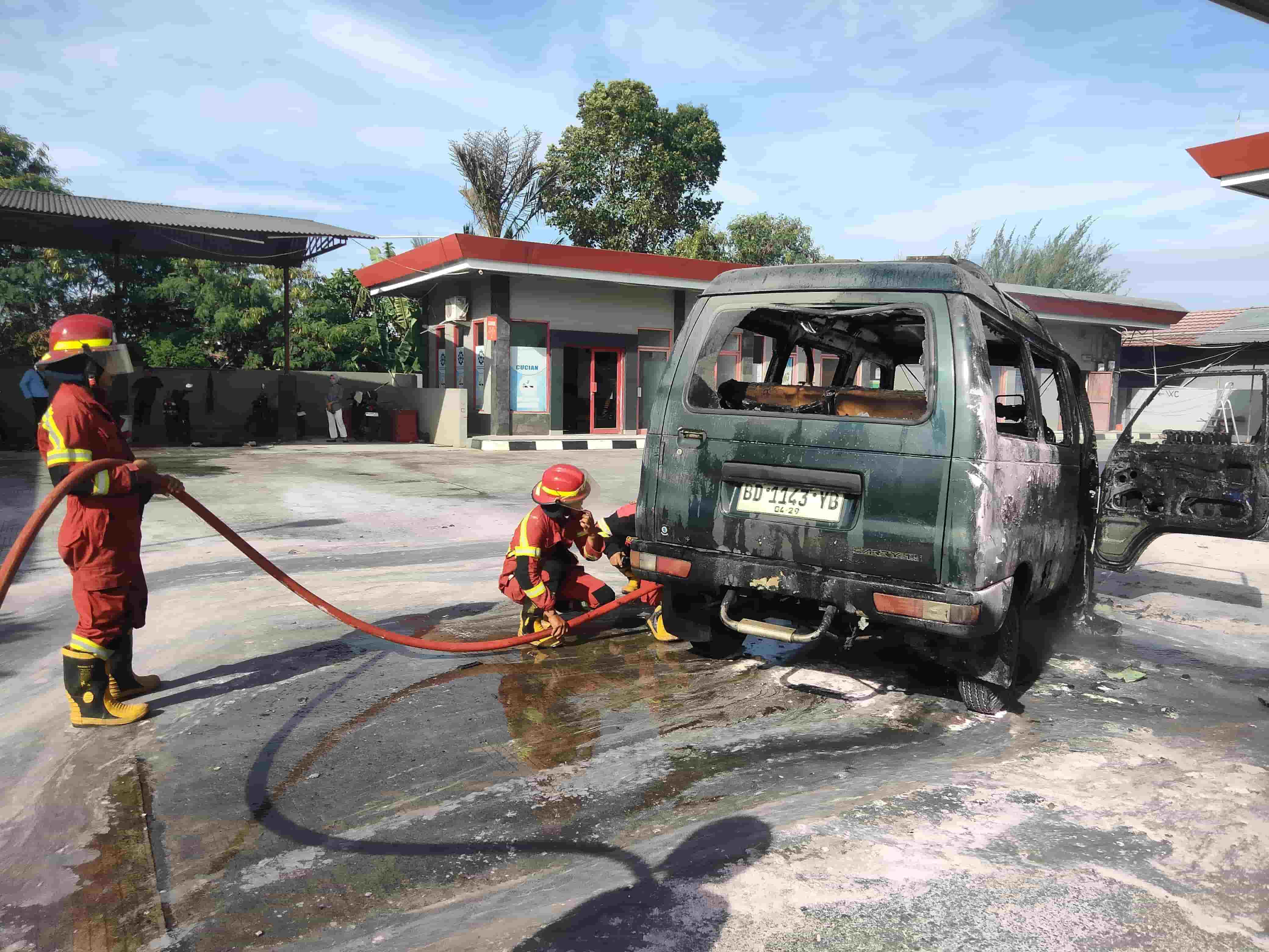 Detik-Detik Minibus Carry Terbakar di SPBU Km 6,5 Bengkulu, Warga Panik Berhamburan