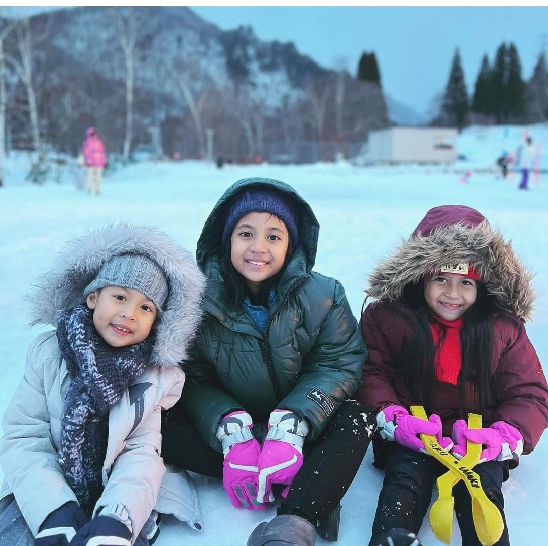 Sudah Bercerai, Desta dan Natasha Rizky Diduga Liburan Tahun Baru Bersama 3 Anaknya ke Jepang