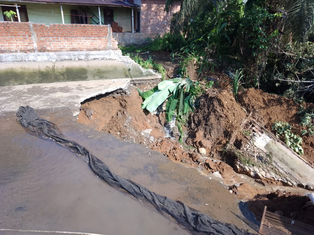 Rumah Warga di Rejang Lebong Diterjang Banjir dan Longsor, 6 Ton Bibit Ikan Lenyap, Kerugian Capai Rp80 Juta 