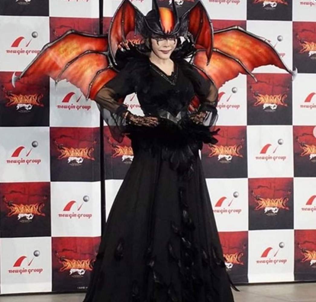 Ikutan Demam Maleficent, Dewi Soekarno Pakai Kostum Kentang, Cosplay jadi Devilman Lady 