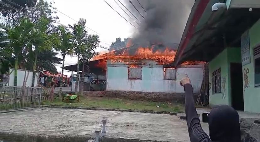 Eksekusi Lahan di Jalan Raden Fatah Ricuh, Satu Unit Rumah Terbakar