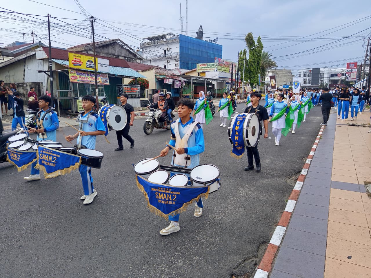 Mahoni Championship XXIII Dimulai, Pawai Drum Band SMAN 2 Bengkulu Curi Perhatian