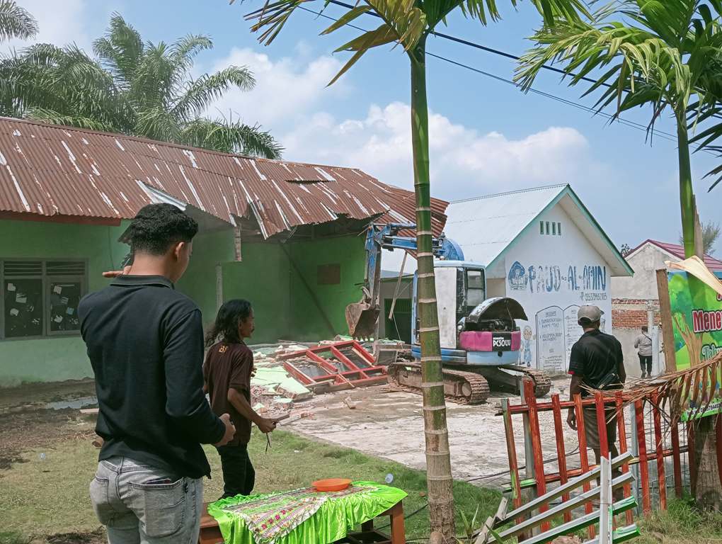 Eksekusi Lahan Ricuh, Warga Sumur Dewa Diamankan Akibat Aksi Pembakaran Rumah