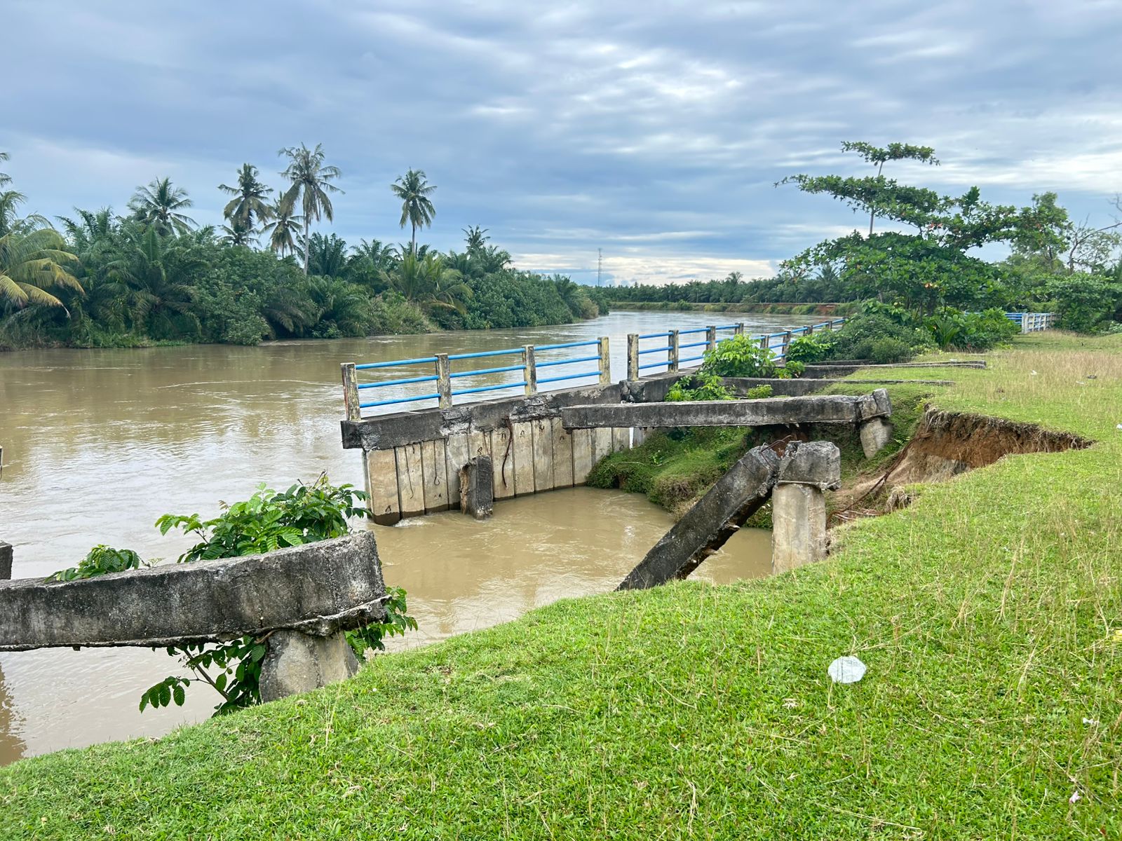 Kondisi Tanggul Pengaman Sungai Selagan di Desa Pondok Batu Semakin Parah, Warga Desak Perbaikan Segera