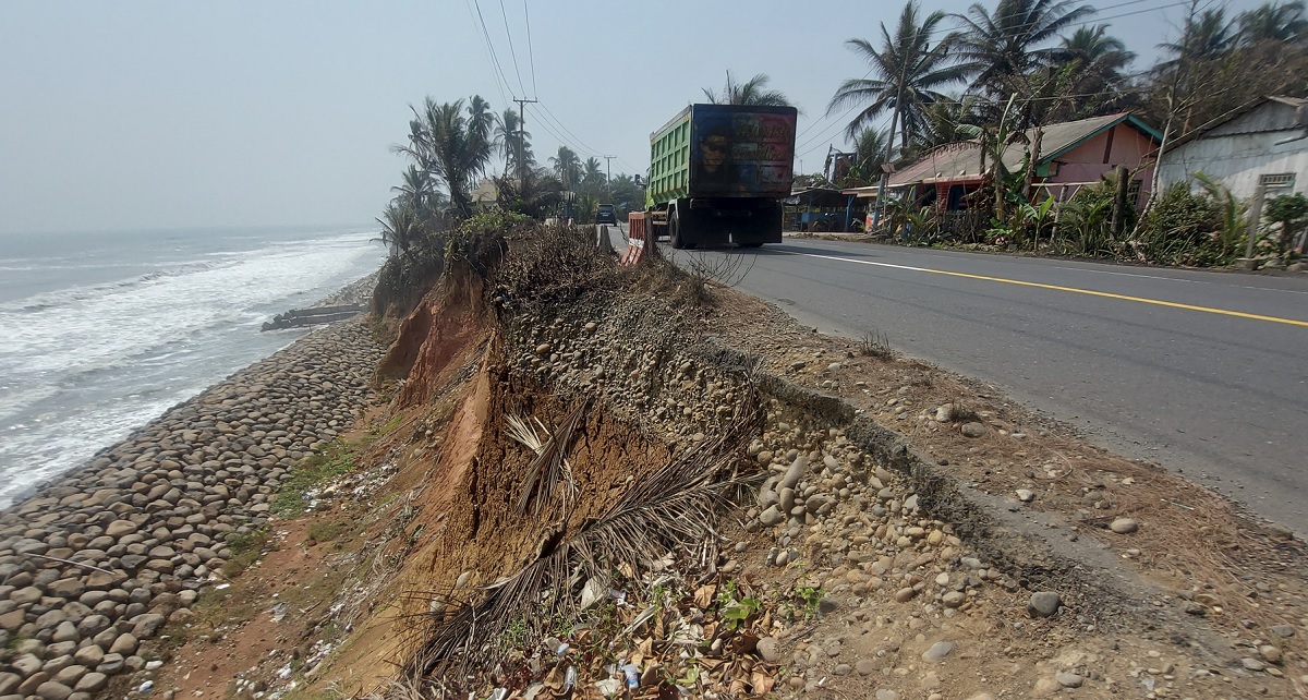 Abrasi Pantai, Dulu Pekarangan Belakang 30 Meter, Sekarang ! Dapur Warga di Sini pun Ambruk